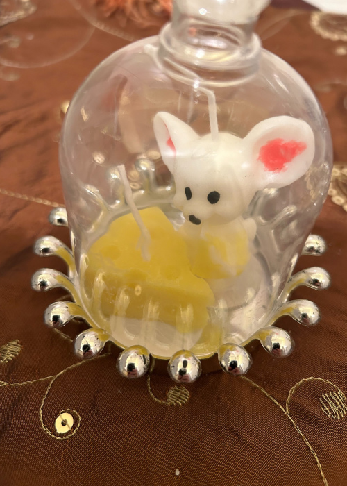 Kerze Maus mit Käse in der Glocke